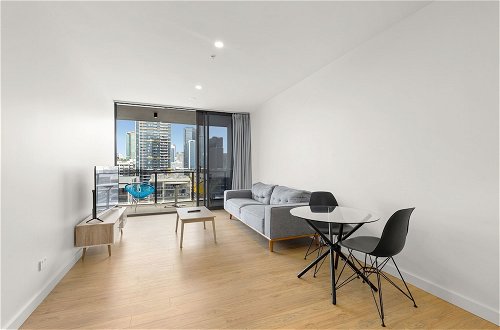 Photo 1 - South Brisbane 2 Bedrooms Apartment with Free Parking by KozyGuru