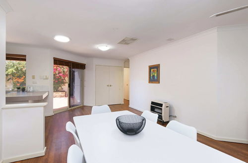 Foto 11 - Stunning 3 Bedroom House With Garden, Close to CBD