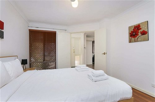 Photo 2 - Stunning 3 Bedroom House With Garden, Close to CBD