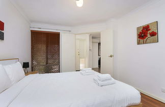 Photo 2 - Stunning 3 Bedroom House With Garden, Close to CBD