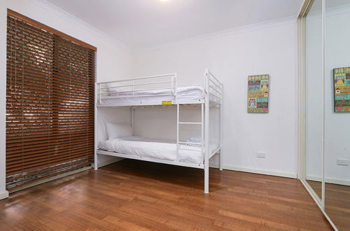 Photo 5 - Stunning 3 Bedroom House With Garden, Close to CBD