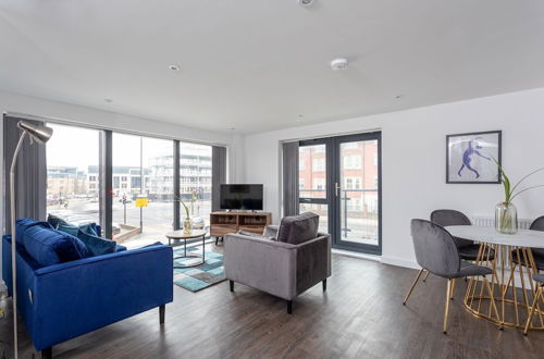 Photo 15 - Modern & Stylish 2 Bed York Apartment