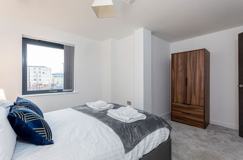 Photo 10 - Modern & Stylish 2 Bed York Apartment