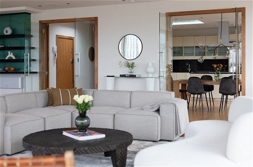 Photo 17 - The Canary Wharf Secret - Glamorous 3BDR Flat w/ Terrace and Parking