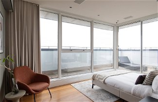 Photo 1 - The Canary Wharf Secret - Glamorous 3BDR Flat w/ Terrace and Parking