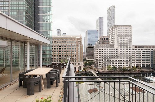 Photo 21 - The Canary Wharf Secret - Glamorous 3BDR Flat w/ Terrace and Parking