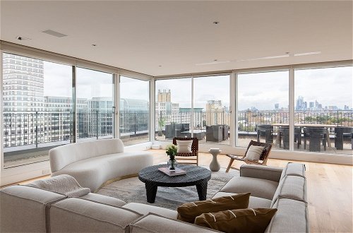 Photo 14 - The Canary Wharf Secret - Glamorous 3BDR Flat w/ Terrace and Parking