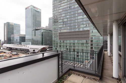 Photo 35 - The Canary Wharf Secret - Glamorous 3BDR Flat w/ Terrace and Parking