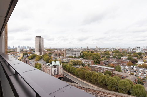 Photo 36 - The Canary Wharf Secret - Glamorous 3BDR Flat w/ Terrace and Parking