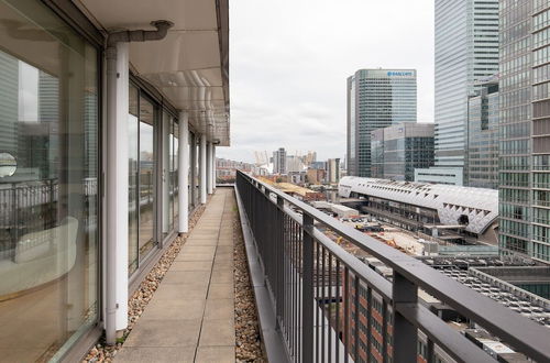 Photo 37 - The Canary Wharf Secret - Glamorous 3BDR Flat w/ Terrace and Parking