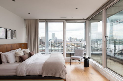 Photo 6 - The Canary Wharf Secret - Glamorous 3BDR Flat w/ Terrace and Parking