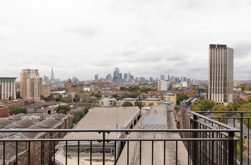 Photo 39 - The Canary Wharf Secret - Glamorous 3BDR Flat w/ Terrace and Parking