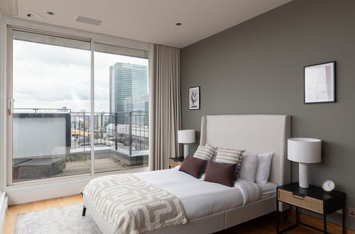 Photo 8 - The Canary Wharf Secret - Glamorous 3BDR Flat w/ Terrace and Parking