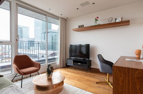 Photo 15 - The Canary Wharf Secret - Glamorous 3BDR Flat w/ Terrace and Parking