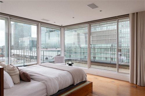 Photo 4 - The Canary Wharf Secret - Glamorous 3BDR Flat w/ Terrace and Parking