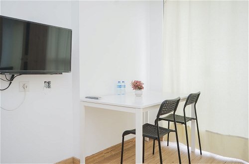 Photo 8 - Fancy And Nice Studio Room At Casa De Parco Apartment