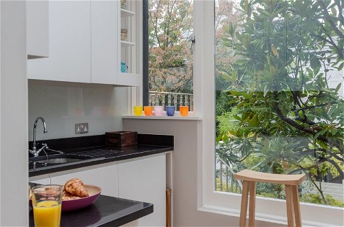 Photo 12 - Altido Elegant 3-Bed Flat W/ Private Garden In Notting Hill