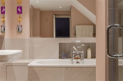 Photo 24 - Altido Elegant 3-Bed Flat W/ Private Garden In Notting Hill