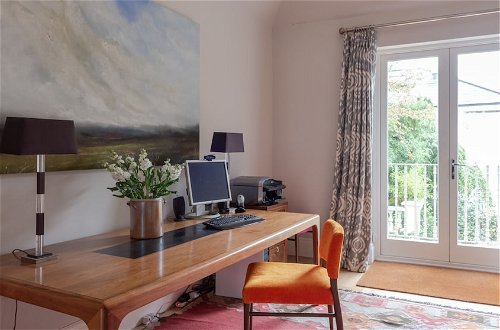 Photo 4 - Altido Elegant 3-Bed Flat W/ Private Garden In Notting Hill