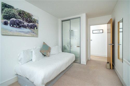 Photo 2 - Altido Gorgeous 2-Bed Flat W/ Desk In Wandsworth