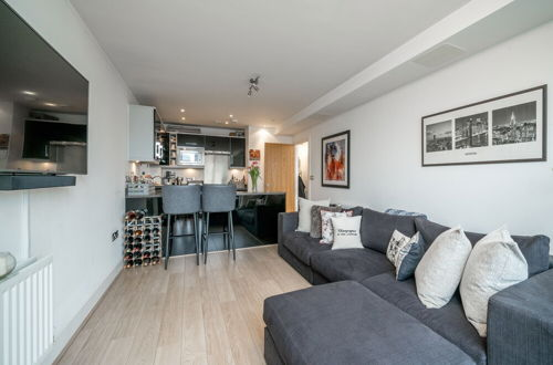 Photo 12 - Altido Gorgeous 2-Bed Flat W/ Desk In Wandsworth
