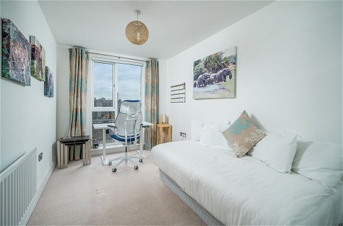 Foto 3 - Altido Gorgeous 2-Bed Flat W/ Desk In Wandsworth