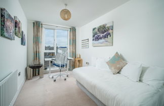 Foto 3 - Altido Gorgeous 2-Bed Flat W/ Desk In Wandsworth