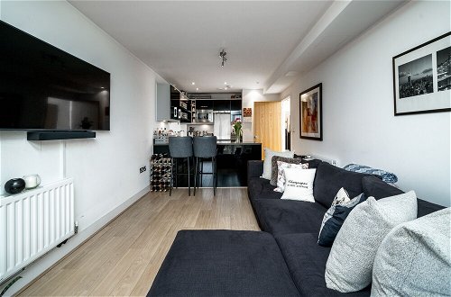 Photo 11 - Altido Gorgeous 2-Bed Flat W/ Desk In Wandsworth