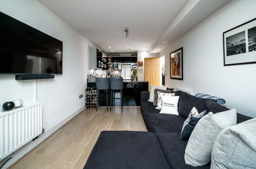 Photo 11 - JOIVY Gorgeous 2-Bed Flat W/ Desk In Wandsworth