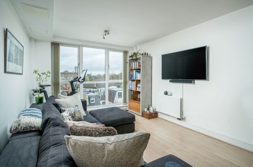 Photo 13 - Altido Gorgeous 2-Bed Flat W/ Desk In Wandsworth