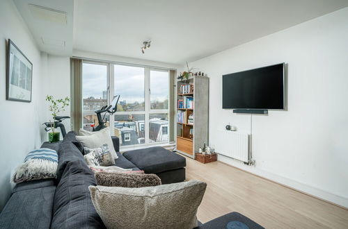 Photo 13 - JOIVY Gorgeous 2-Bed Flat W/ Desk In Wandsworth