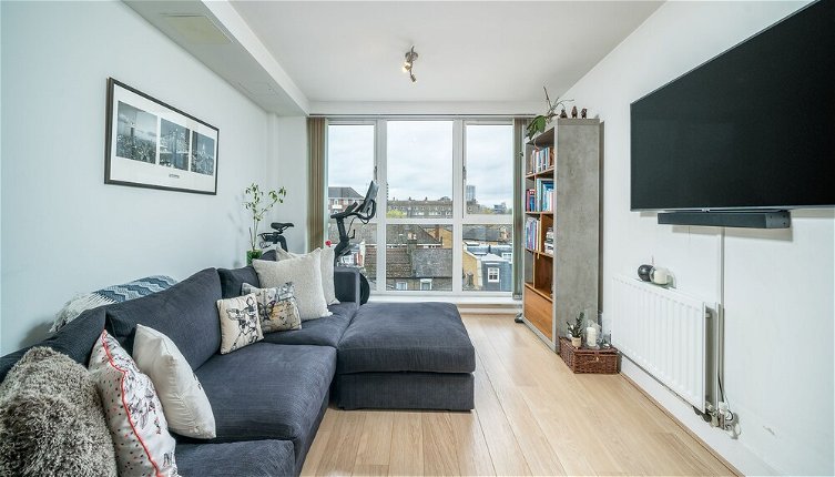 Photo 1 - Altido Gorgeous 2-Bed Flat W/ Desk In Wandsworth