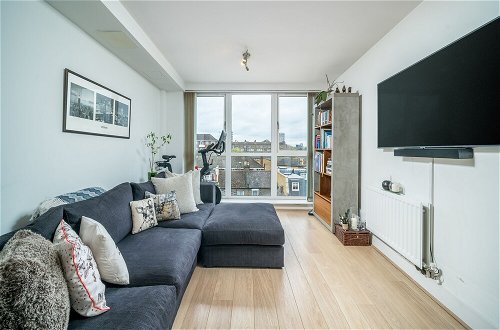 Photo 1 - Altido Gorgeous 2-Bed Flat W/ Desk In Wandsworth