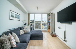 Photo 1 - Altido Gorgeous 2-Bed Flat W/ Desk In Wandsworth