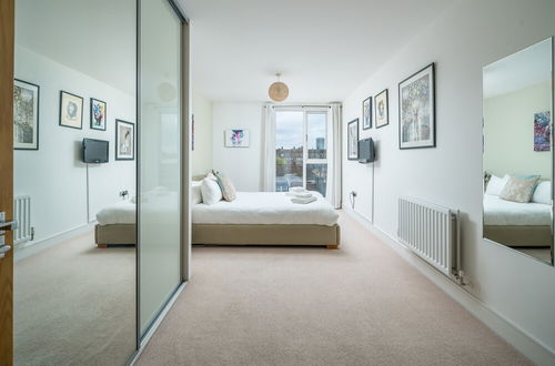 Photo 8 - JOIVY Gorgeous 2-Bed Flat W/ Desk In Wandsworth