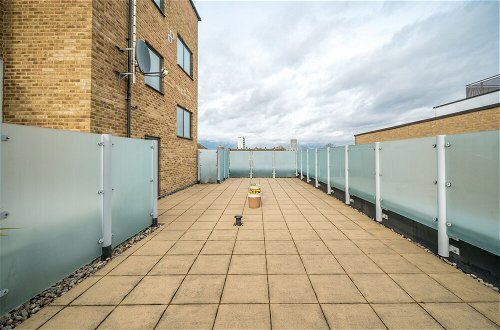 Photo 14 - Altido Gorgeous 2-Bed Flat W/ Desk In Wandsworth