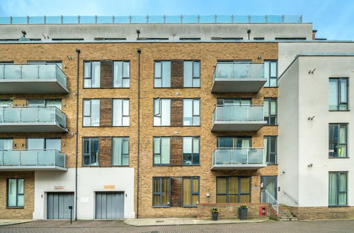 Photo 18 - JOIVY Gorgeous 2-Bed Flat W/ Desk In Wandsworth