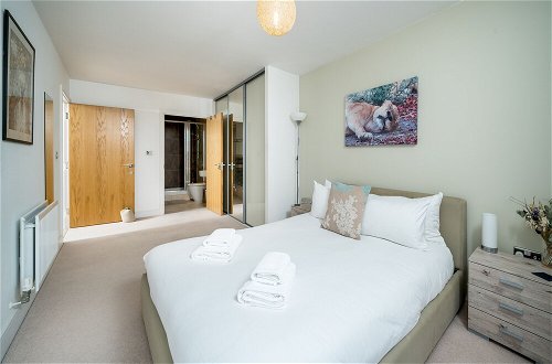 Photo 5 - Altido Gorgeous 2-Bed Flat W/ Desk In Wandsworth