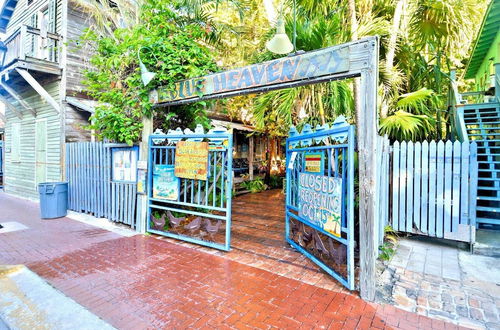 Photo 11 - Lavender Jungle by Avantstay Great Location w/ Patio & Shared Pool! Week Long Stays Only