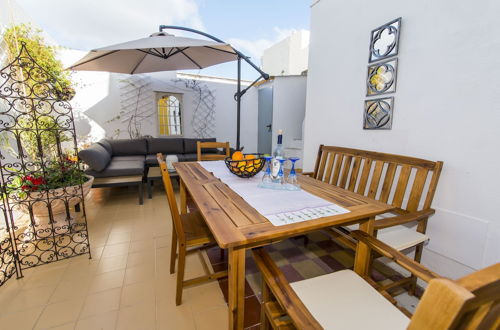 Photo 16 - Charming Townhouse With Aircon Only 500m From the Marina and the Typical Market