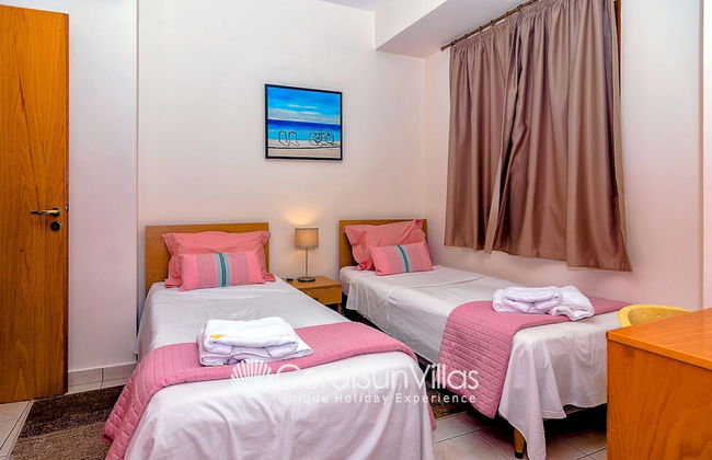 Wonderful Quiet Area, Completely Privacy, Large Private Pool, Colourful Garden - Photo 10