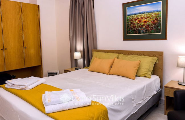 Wonderful Quiet Area, Completely Privacy, Large Private Pool, Colourful Garden - Photo 2