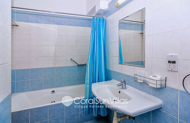 Wonderful Quiet Area, Completely Privacy, Large Private Pool, Colourful Garden - Photo 20