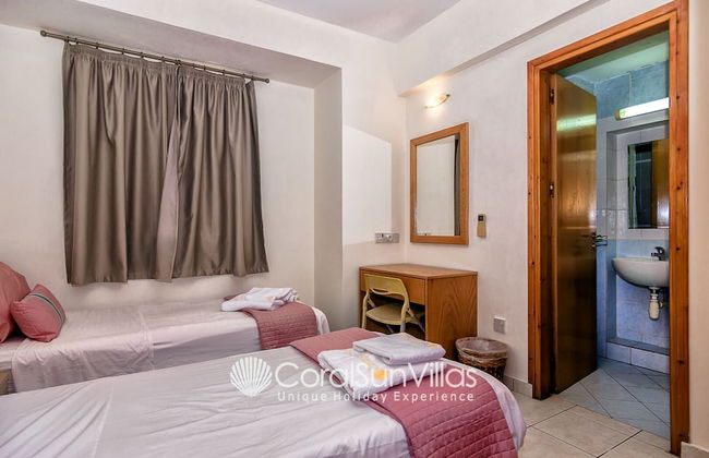 Wonderful Quiet Area, Completely Privacy, Large Private Pool, Colourful Garden - Photo 9