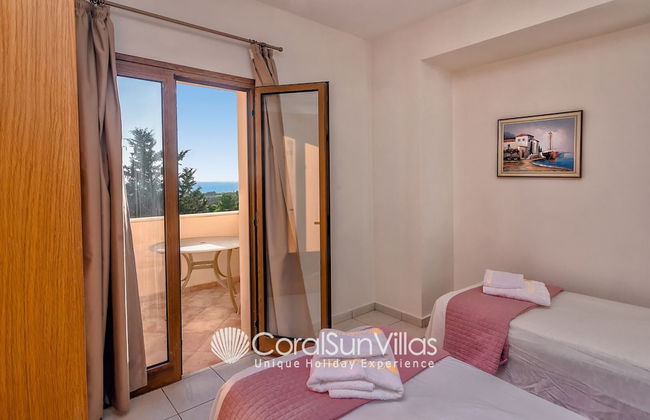 Wonderful Quiet Area, Completely Privacy, Large Private Pool, Colourful Garden - Photo 4