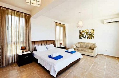 Foto 2 - Sunny Villa, a Perfect Spacious Villa With Private Pool, Wifi & Ac in all Rooms
