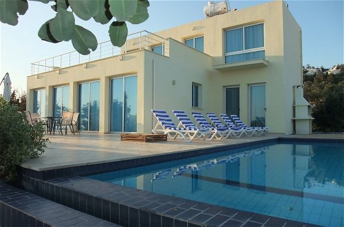 Foto 1 - Sunny Villa, a Perfect Spacious Villa With Private Pool, Wifi & Ac in all Rooms