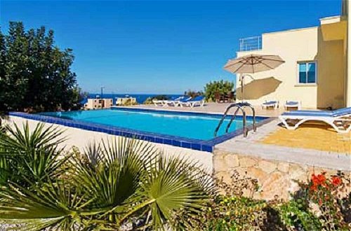 Foto 13 - Sunny Villa, a Perfect Spacious Villa With Private Pool, Wifi & Ac in all Rooms