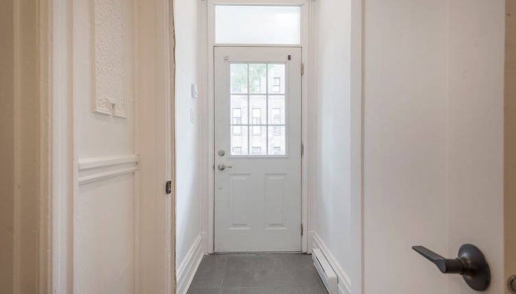 Photo 1 - Beautiful Private Bedroom in Mile-End