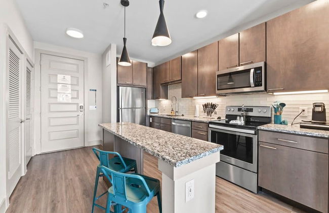 Trendy 1BR King Suite Close to Downtown w Fast Wifi - Foto 15